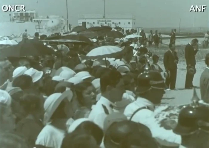 1934 - Publicul s-a adunat să-l vadă pe Regele Carol al II-lea la Jamboreea de la Mamaia