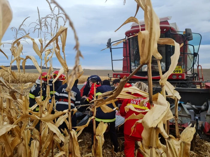 Victima a suferit răni grave, fiind prinsă în angrenajul unei combine. FOTO ISU Neamţ