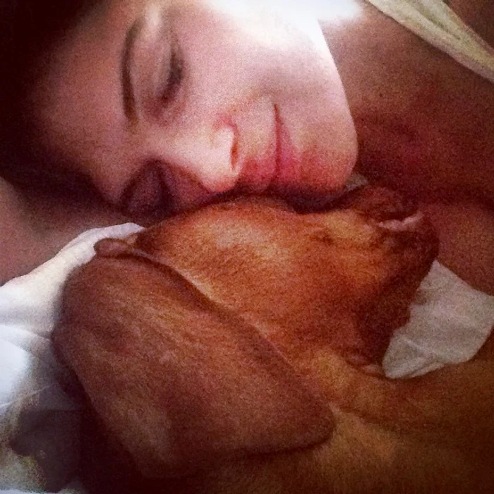 Monica, alături de cel care o trezeşte dimineaţa, un căţeluş simpatic