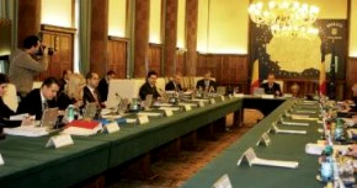 Guvernul discută forma finală a legilor pentru care îşi angajează răspunderea