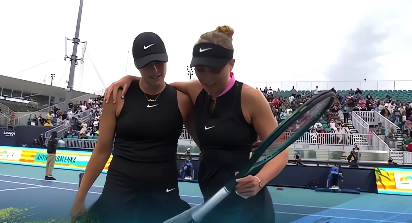 Aryna Sabalenka și Paula Badosa, la finalul partidei. Captură TV