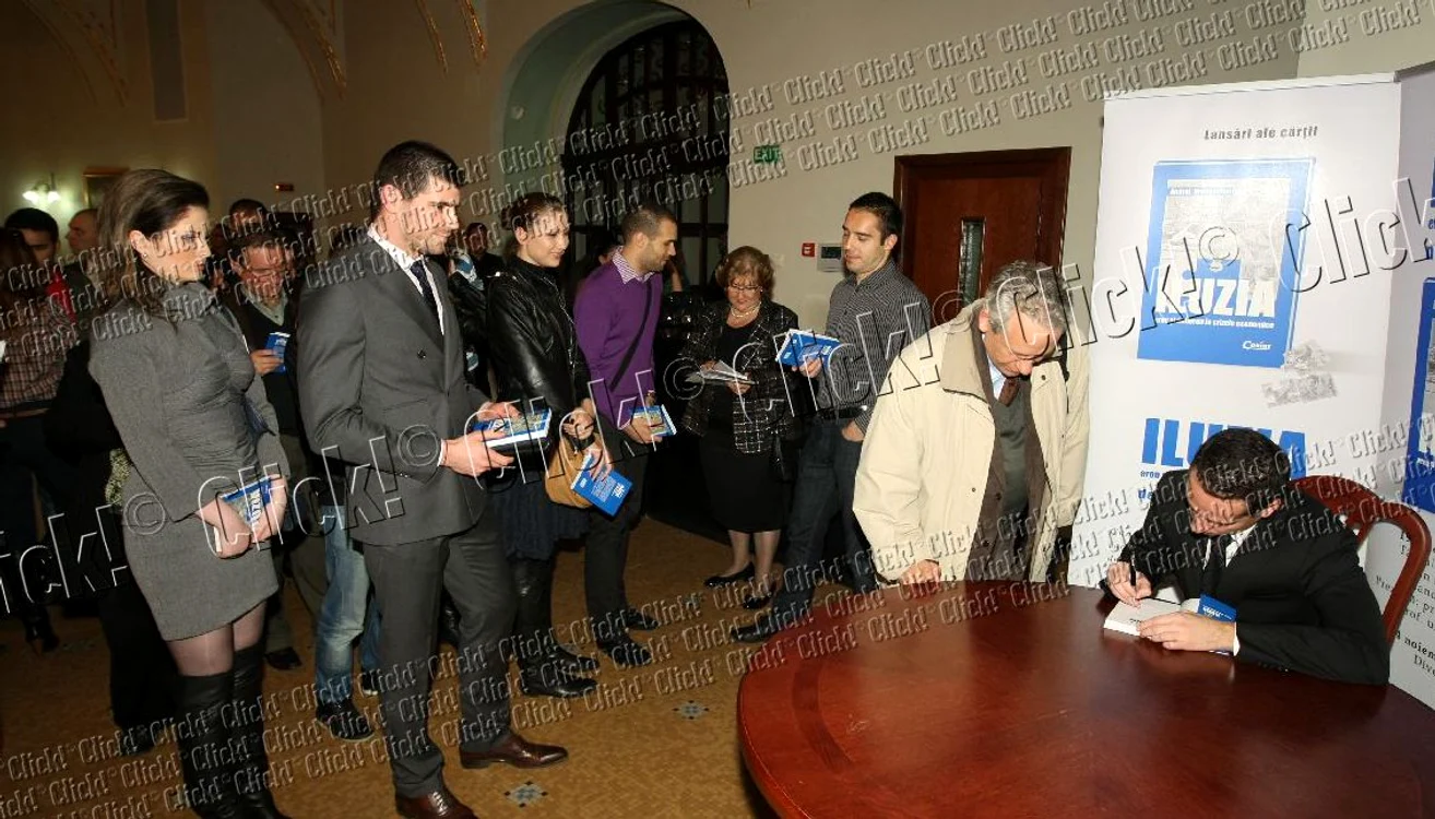 Hrebenciu jr. a dat autografe şi a stat de vorbă cu cititorii cărţii sale. (Foto: Sever Gheorghe)
