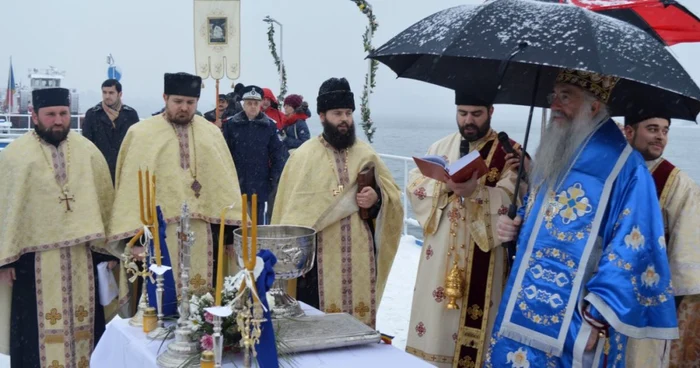 Slujba are loc pe malul Dunării, în Portul Turnu Severin