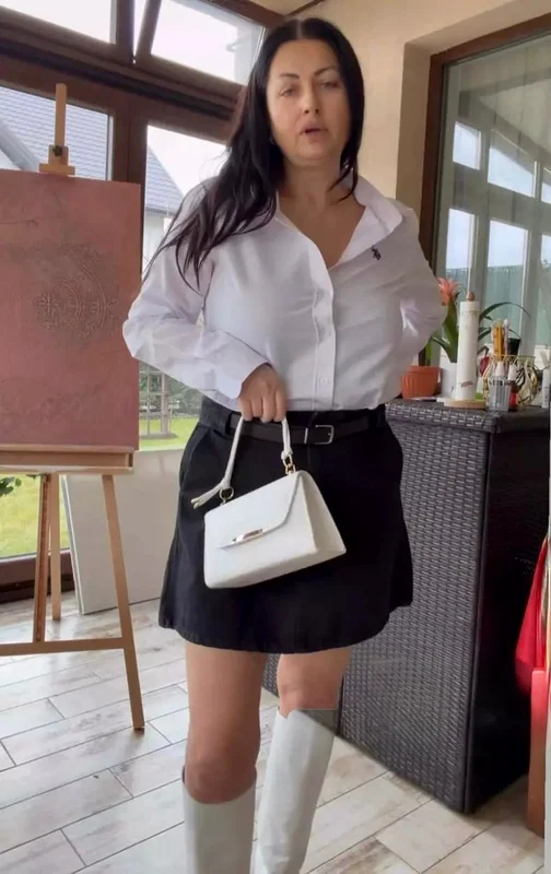 Gabriela Cristea a slăbit considerabil și poartă ținute mult mai îndrăznețe / foto: Facebook