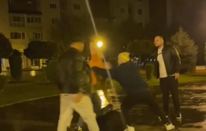 Tinerii s-au bătut lângă o biserică din centrul municipiului Târgu Jiu Foto: Captura Facebook