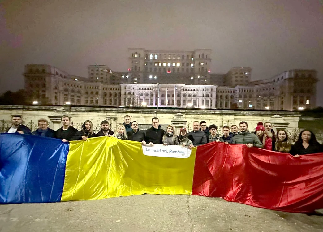 Nicolae Ciucă și un grup de copii în fața Parlamentului FOTO Facebook N.Ciucă