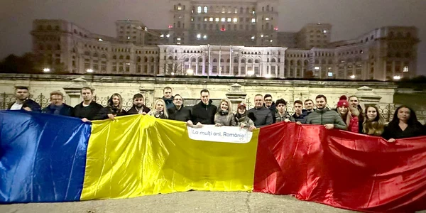 Nicolae Ciuca de Ziua Nationala cu drapelul FOTO Nicolae Ciuca jpg