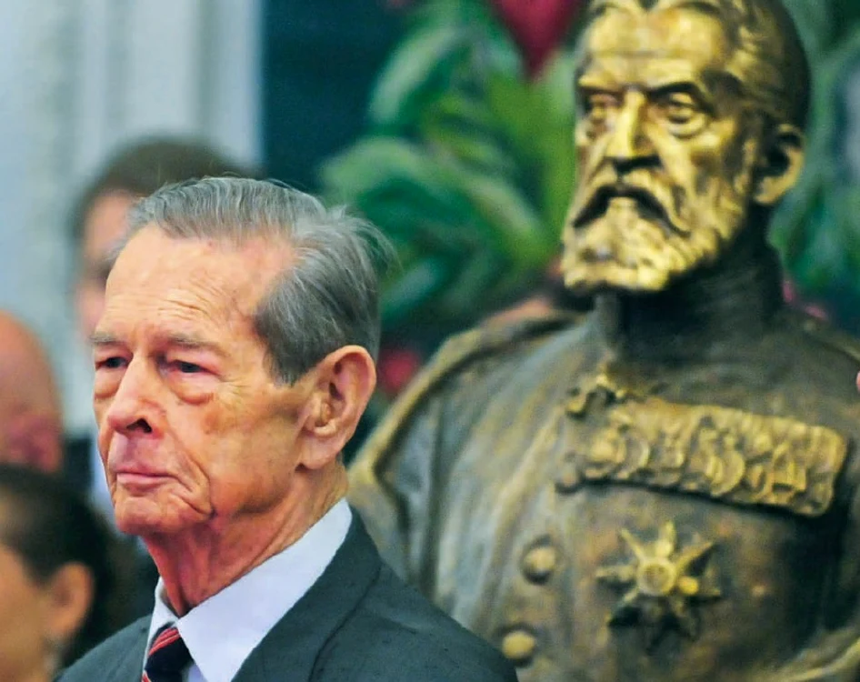 Mihai I și Carol I: ultimul rege al românilor, în faţa unui bust al fondatorului dinastiei