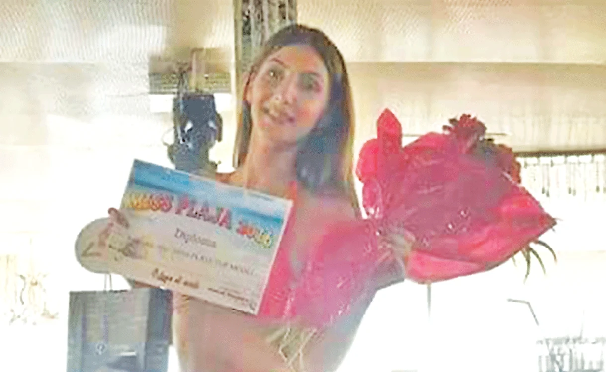 
    August 2016: Ştefania e Miss Plajă 2016 şi va prezenta o emisiune tv  