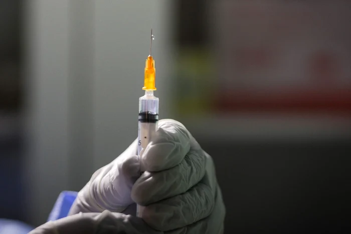 Bărbatul povesteşte cu lux de amănunte
cum a ajuns să fie vaccinat cu serul nepotrivit, dar şi care a fost reacţia
medicilor în momentul în care au conştientizat gravitatea faptei lor.