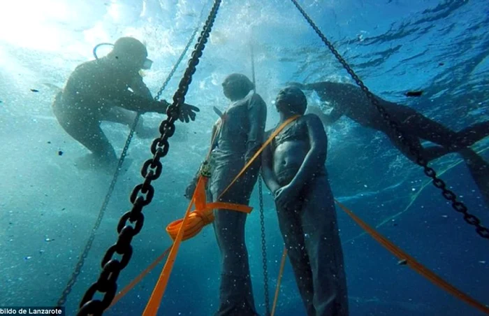 Sculpturile sunt coborâte cu grijă pe fundul oceanului. FOTO Daily Mail