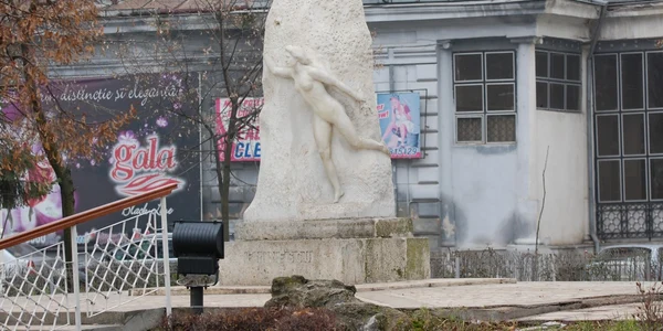 statuie eminescu galati