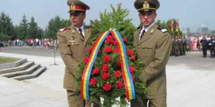 Ceremonia a fost urmată de o depunere de coroane 