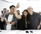 Tim Cook se pozează cu fanii la lansarea seriei iPhone 15 FOTO EPA EFE jpg