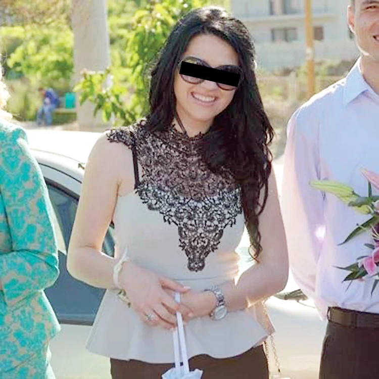 
    Poliţiştii au scos cadavrul  din portbagaj cu măşti  de gaze pe figură  