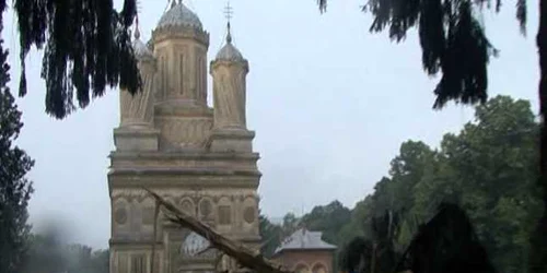 Incendiu provocat de fulger şi brad rupt în Curtea de Argeş în urma ploii de aseară