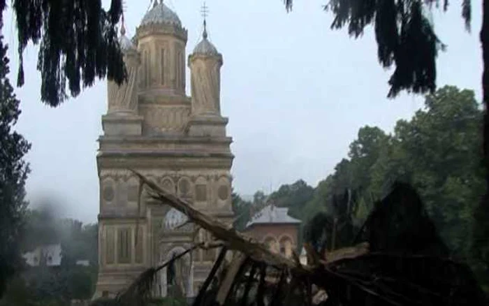 Incendiu provocat de fulger şi brad rupt în Curtea de Argeş în urma ploii de aseară