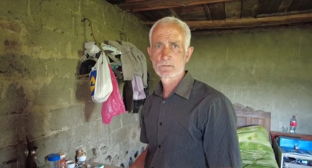 Un bărbat își crește singur copiii într-o încăpere de câțiva metri pătrați și fără energie electrică VIDEO 