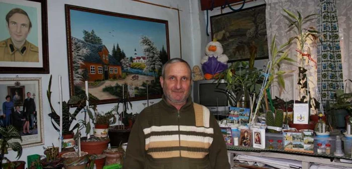 Attila Szucs alături de florile sale FOTO: Bianca Sara