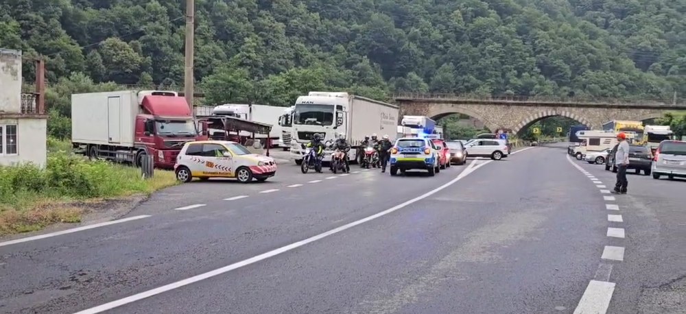 Accident rutier între două TIR-uri pe Valea Oltului. Circulația a fost blocată la puțin timp după reluare