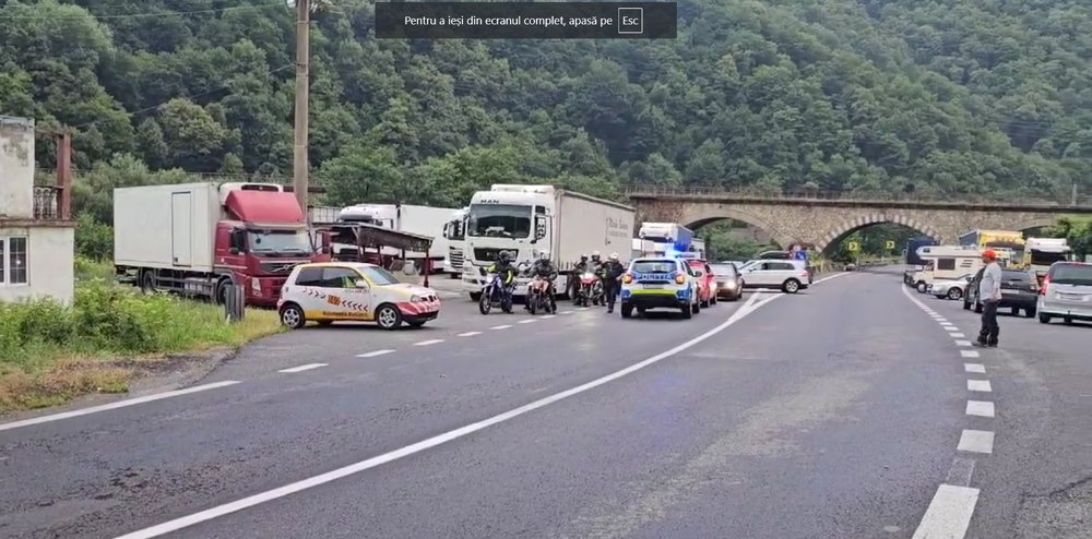 Defrișări pe Valea Oltului. A fost reluat traficul pe sectorul de drum Boița - Lazaret VIDEO
