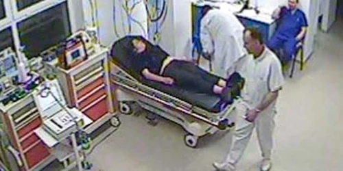 Filmările arată cum tânăra este tratată la spital