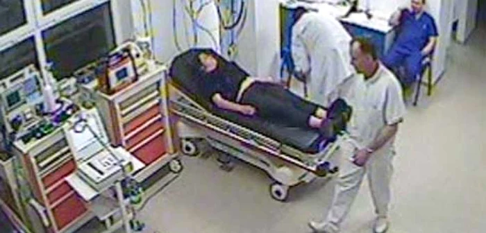 Filmările arată cum tânăra este tratată la spital