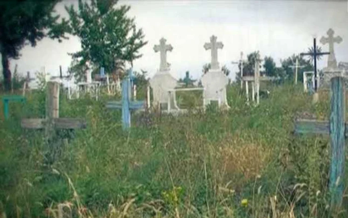 Imagine din cimitirul construit pe Dealul Lunganilor, loc care le dă fiori oamenilor