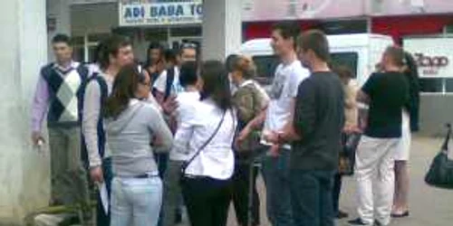 Absolvenţi de liceu la ieşirea din sala de examen