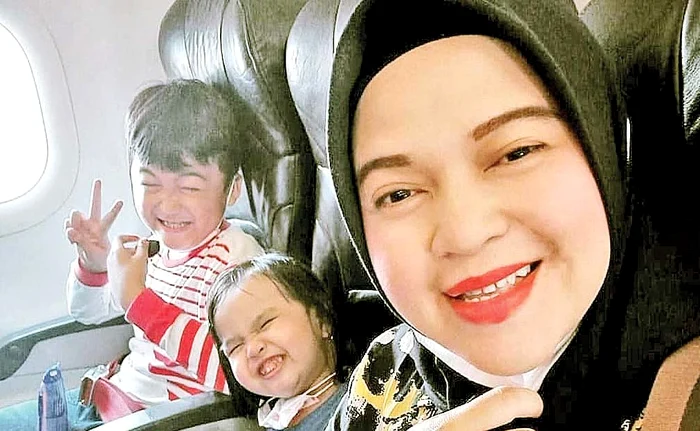 
    Ratih Windania, fiica ei Yumna,  2 ani, şi nepotul Athar Rizki  Riawan, 8 ani, s-au pozat  înainte de tragedie  