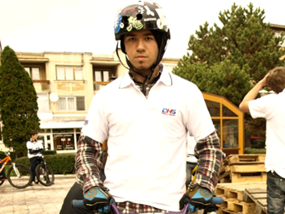 Hunedoara: PORTRET / Robert Bota face acrobaţii pe bicicletă