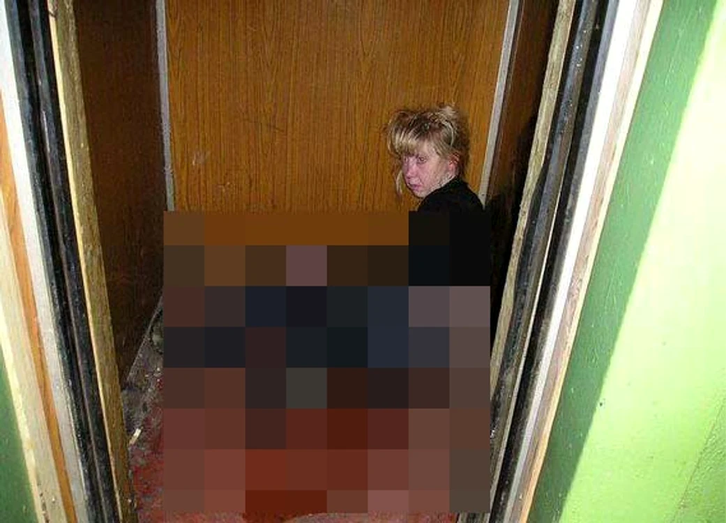 
    Privirea femeii este complet rătăcită din cauza cantităţii uriaşe de alcool pe care a consumat-o  