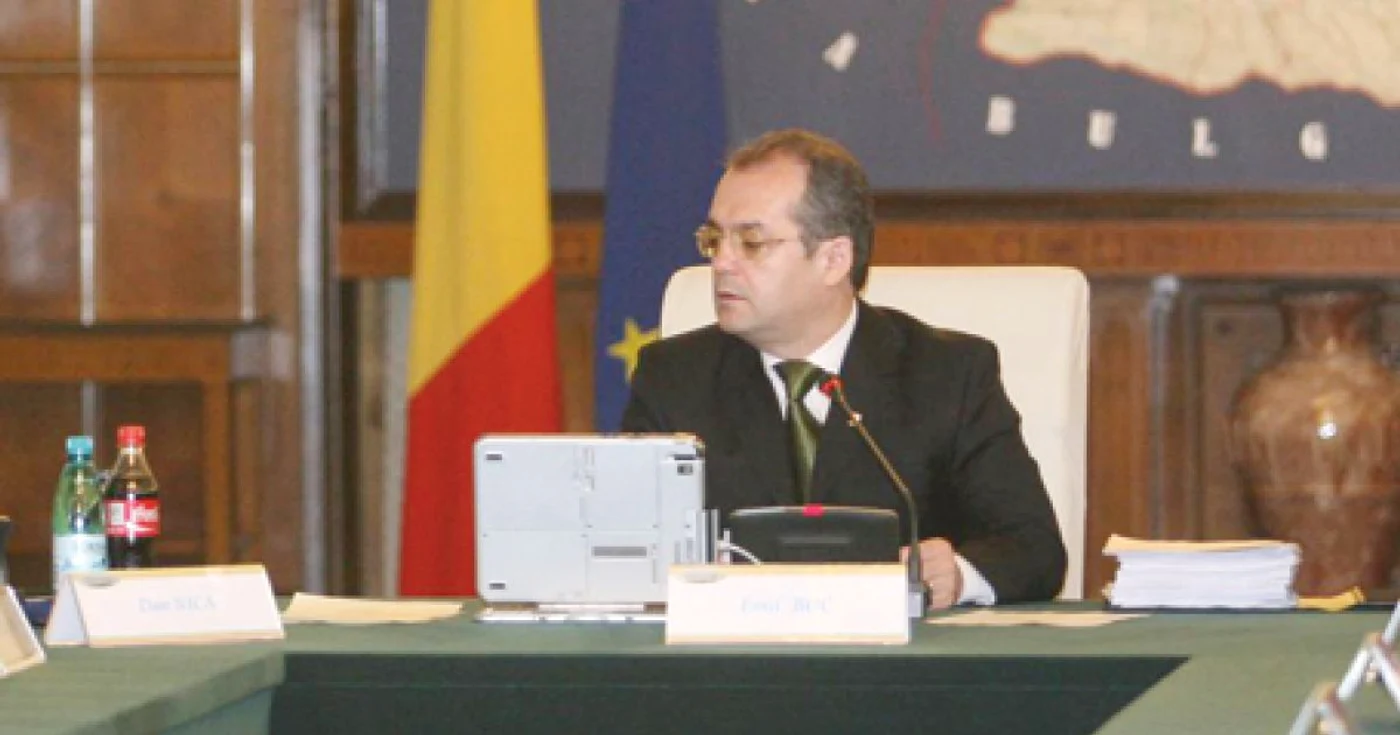 Premierul Emil Boc le-a cerut miniştrilor să înceapă un nou val de concedieri