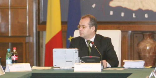 Premierul Emil Boc le-a cerut miniştrilor să înceapă un nou val de concedieri