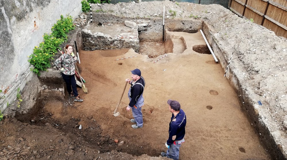 Oale medievale de gătit, descoperite într-o curte, în zona Liceului Economic din Târgoviște