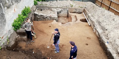 Oale medievale de gătit, descoperite în Târgoviște. FOTO Arheologie medievală în Târgoviște