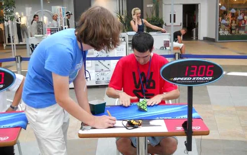 Concurs internaţional de speedcubing la Cluj-Napoca. A participat şi Cristian Leana