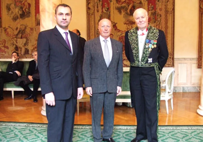 Gabriel Badea-Păun (stânga), Francois Xavier de Sambucy de Sorgue, preşedintele cercului Montherlant, şi Arnaud d'Hauterives, secretarul perpetuu al Academiei de Arte Frumoase a Institutului Franţei