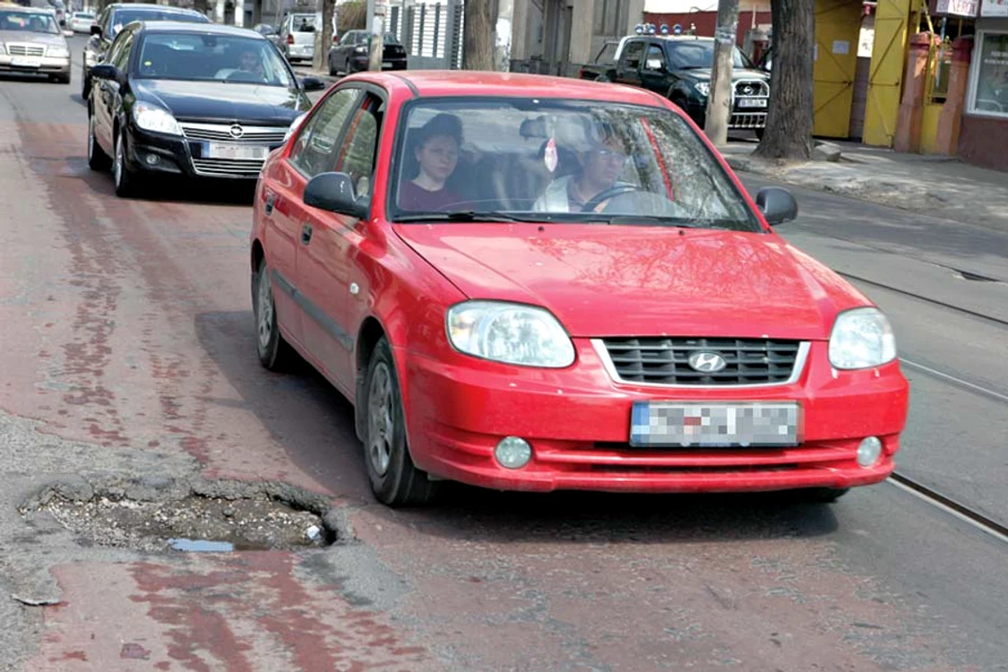 Calea Ferentarilor: Drumarii au astupat o groapă  imensă acum şase luni, dar  asfaltul pus greşit s-a surpat