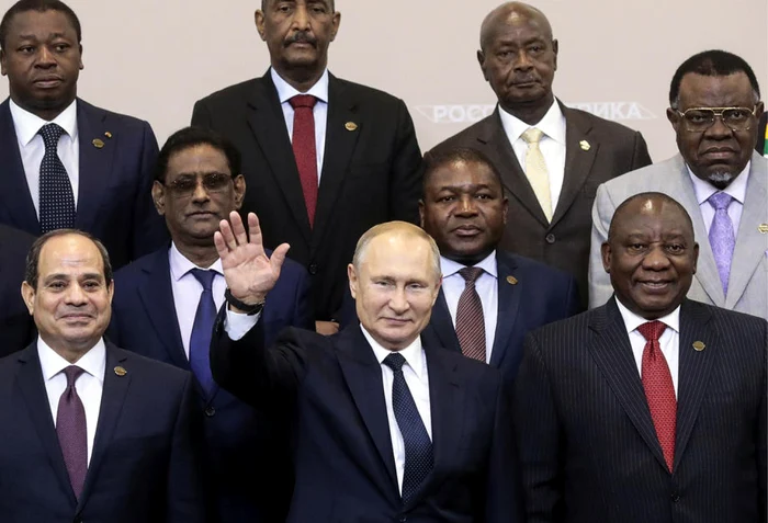 Vladimir Putin (în centrul imaginii) alături de mai mulţi lideri africani la un summit Rusia-Africa organizat la Soci FOTO EPA-EFE