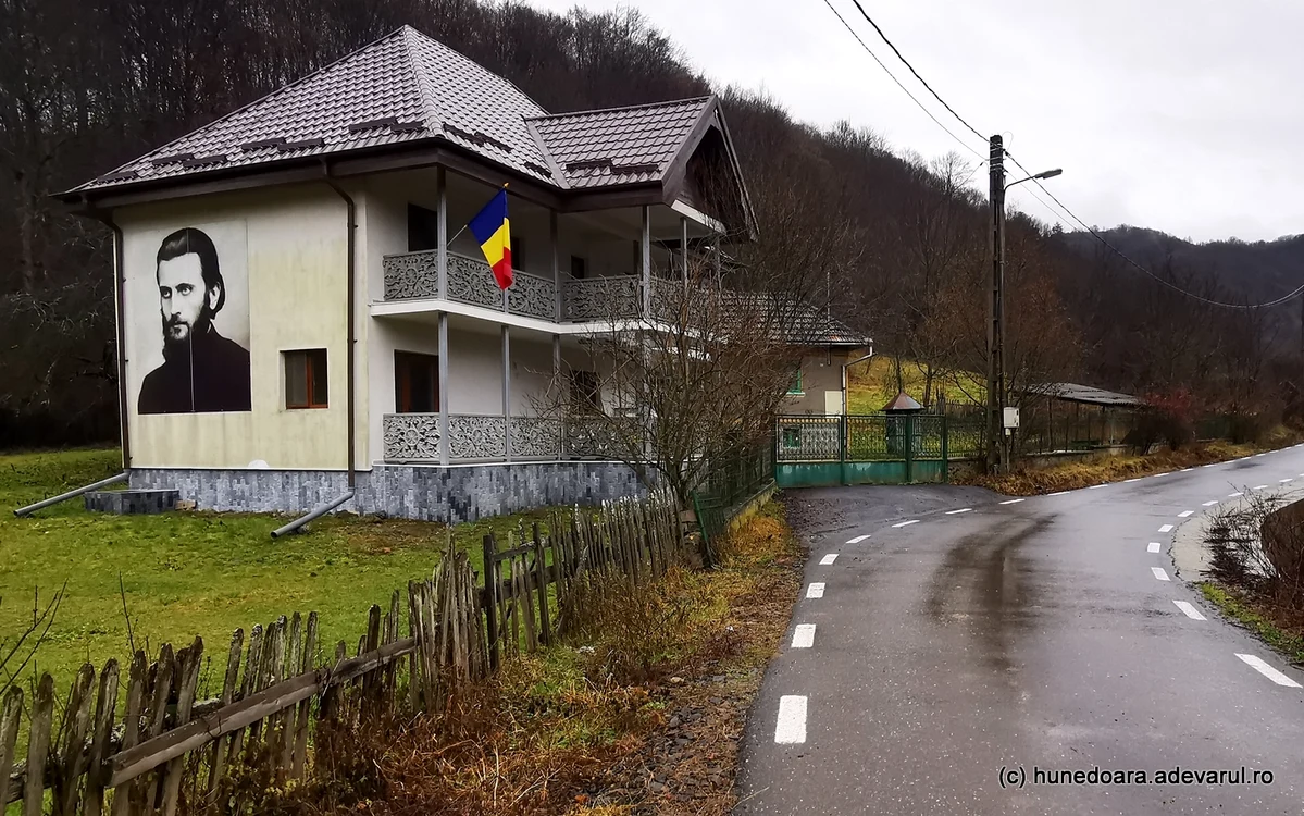 În satul Căzănești, de pe Drumul regelui, localnicii îl cinstesc pe Arsenie Boca. Foto: Daniel Guță 