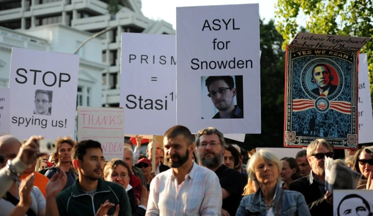 Demonstraţii la Hamburg, Germania, care solicită eliberarea lui Snowden şi oprirea programului PRISM FOTO AFP