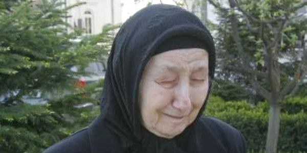 Iaşi: Mama lui Gigi Becali şi-a rupt mâna la Sfânta Parascheva