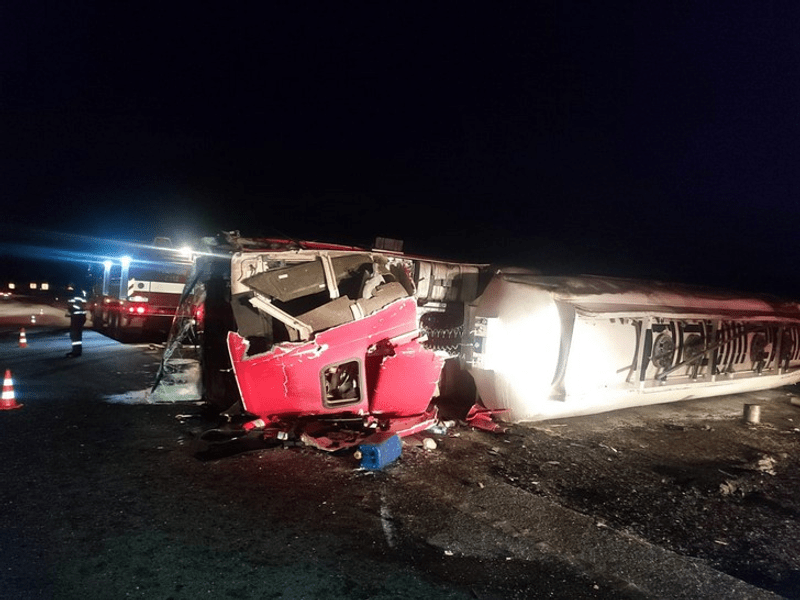 O autocisternă încărcată cu şapte tone de butan s-a răsturnat pe un drum din Vaslui