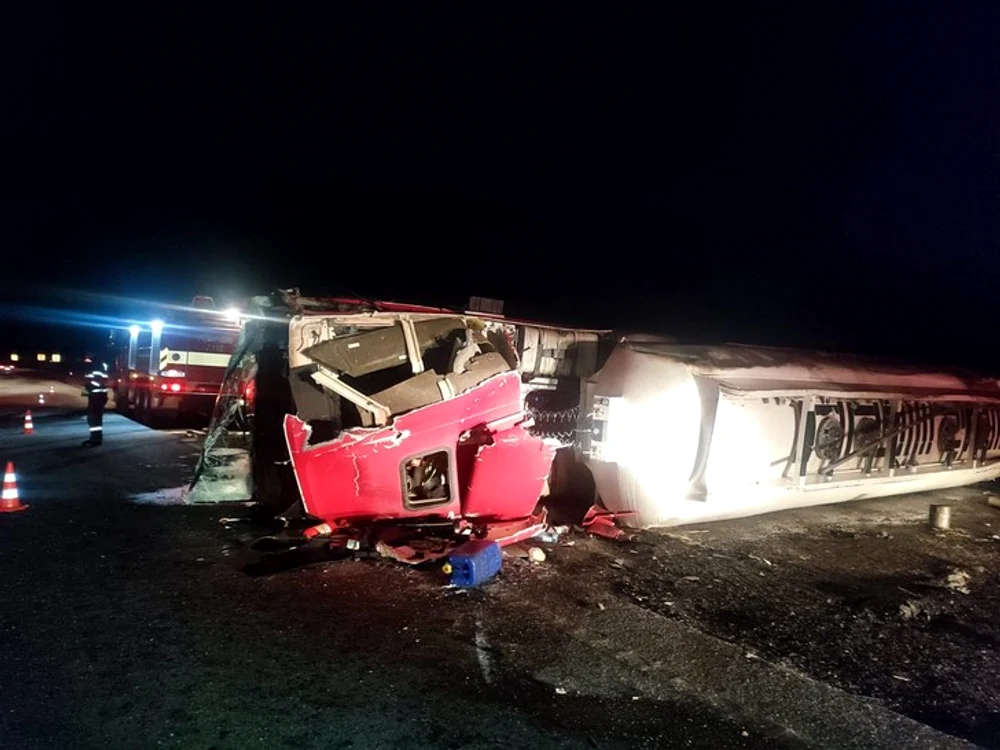 O parte din combustibilul din autocisternă s-a scurs pe șosea FOTO ISU Vaslui