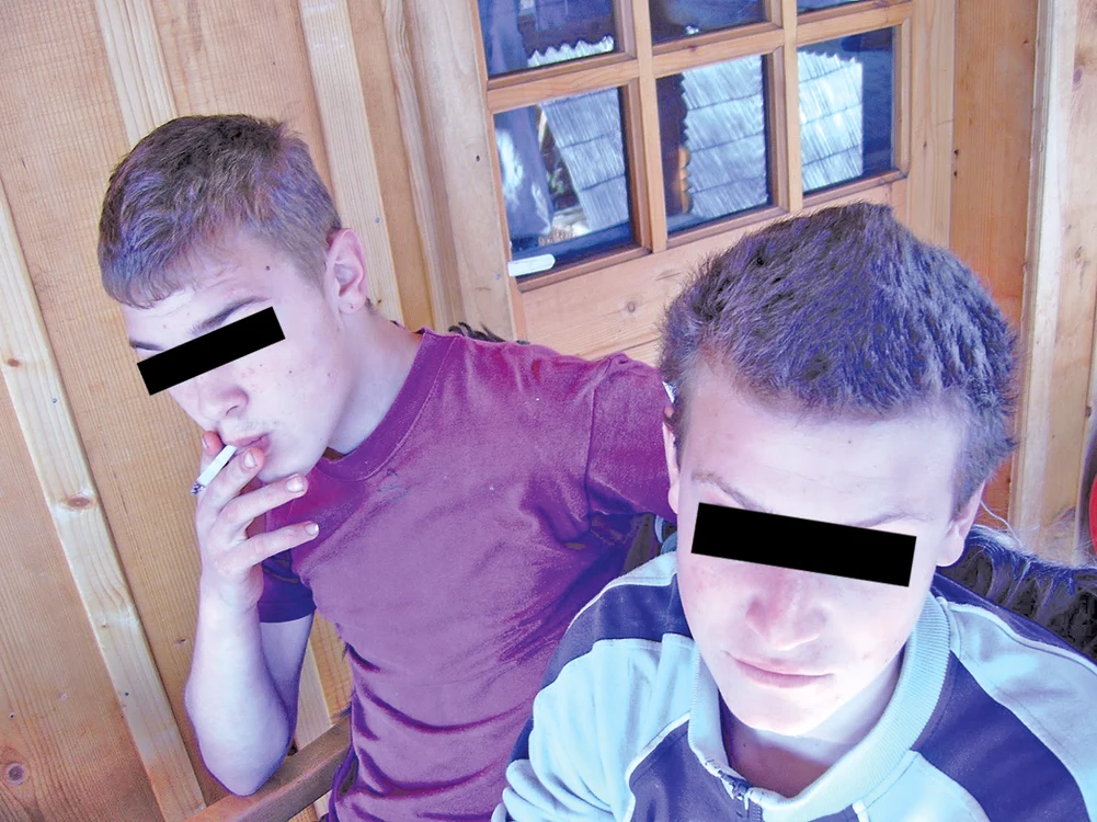 David şi Julian au fost trimişi în România din cauza alcoolului şi drogurilor