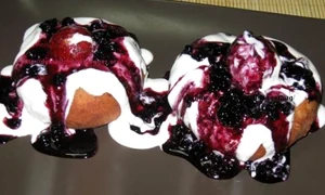 papanasi cu smantana si dulceata de afine jpeg