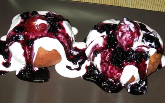 
    Papanaşi cu dulceaţă de afine  