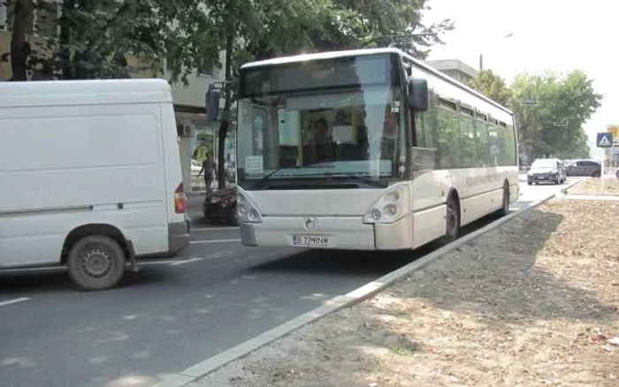 Autobuzul nu a avut loc să treacă din cauza microbuzului parcat FOTO:adevarul