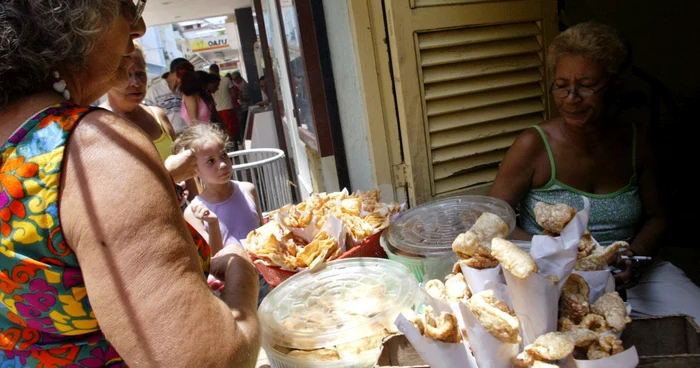 Industria alimentară „la colţ de stradă” a înflorit în ultimii doi ani în Cuba, de când preşedintele Raul Castro a permis cetăţenilor să-şi deschidă astfel de tarabe. FOTO: Reuters